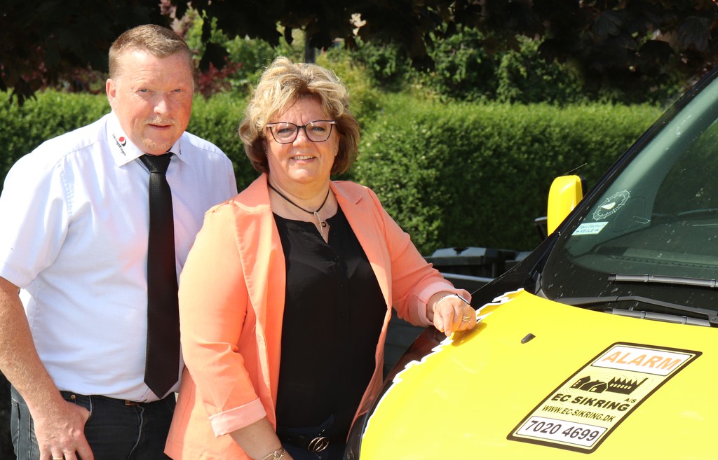 ”Vi bakker op om lokale aktiviteter, og vi skulle naturligvis være med, når det atter var et rallyarrangement i Juelsminde,” siger Erik Brixen som sammen hustruen Tina Brixen driver EC Sikring A/S
(Foto: EC Sikring A/S)